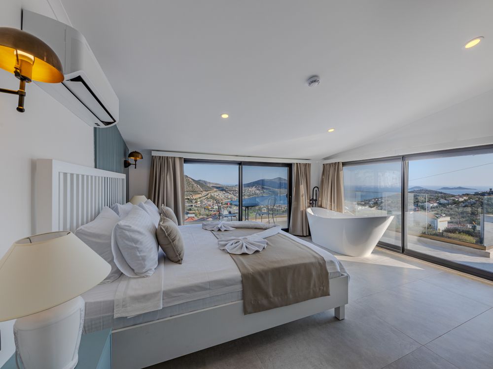Three-Bedroom Cliff Villa 4